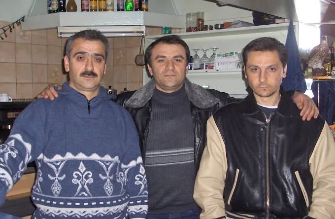 Les trois frères Gözübüyük au Café Ciftlik